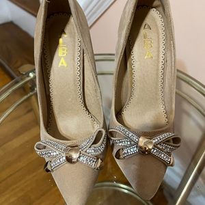 Beige diamond bow heels